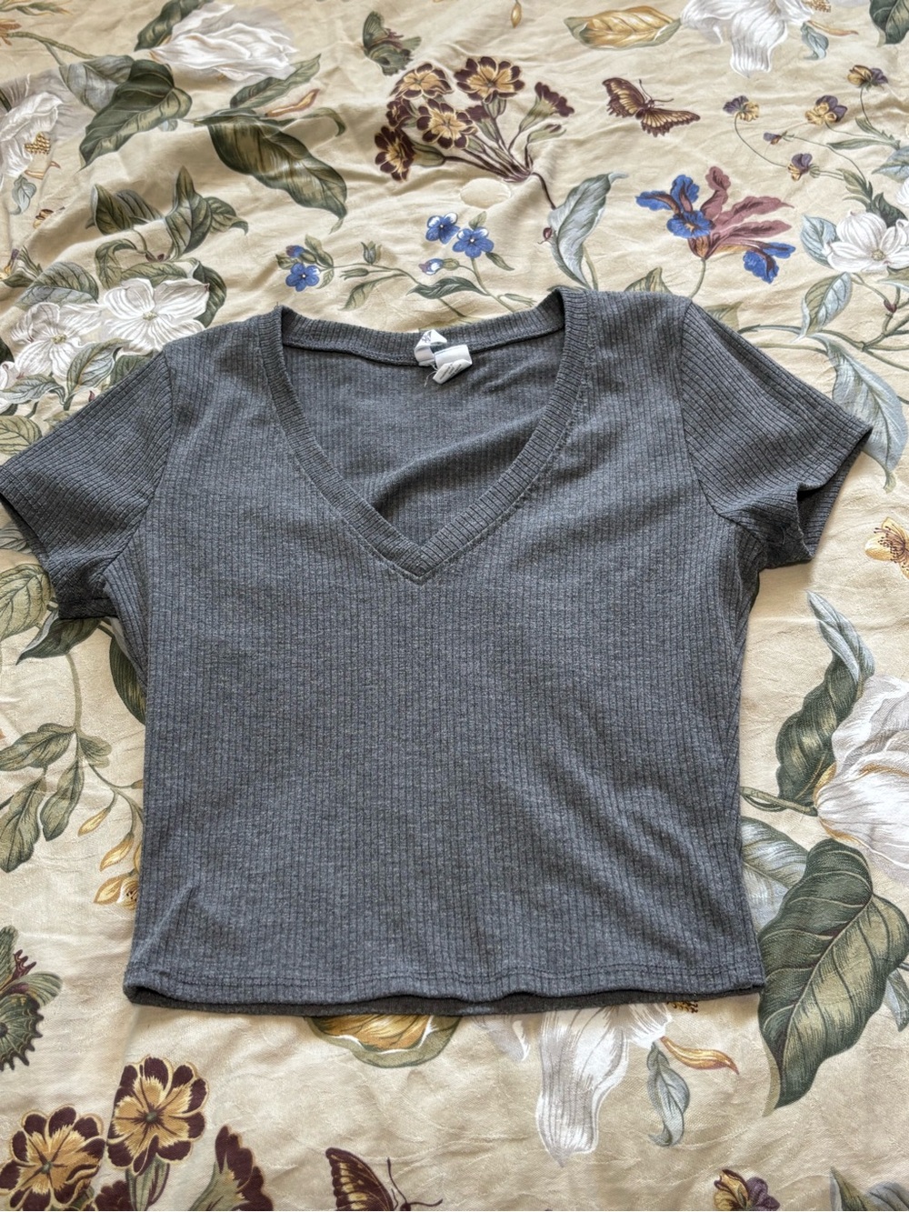 Tilly's Gray Ribbed V-Neck Cropped Tee